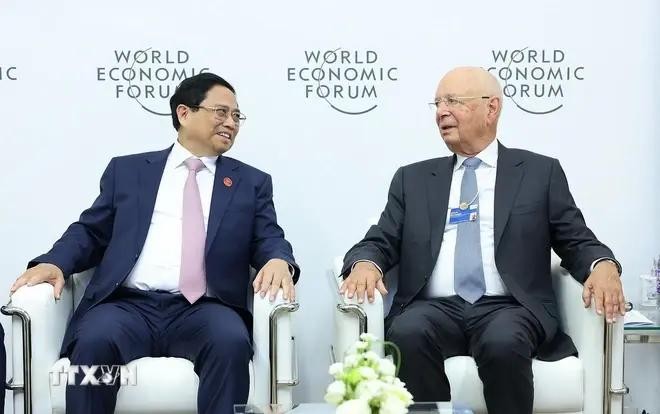 Prime Minister Pham Minh Chinh (left) and Professor Klaus Schwab, Founder and Executive Chairman of the World Economic Forum (WEF), at their meeting on the sidelines of the 15th WEF’s Annual Meeting of the New Champions 2024 in Dalian city, China’s Liaoning province. (Photo: VNA)
