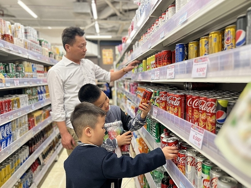 Adding beverages according to Vietnamese Standards (TCVN) with sugar content above 5g/100ml to be subject to special consumption tax. Photo: H.Anh