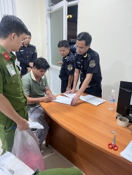 quang nam customs seizes 48 kg of fireworks