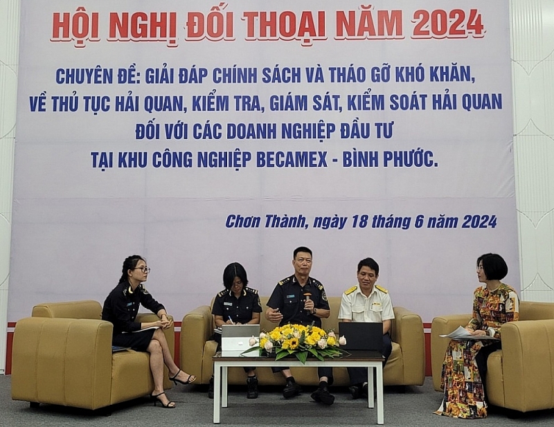 Director Nguyen Van Lich answered questions of enterprises. Photo: N.H