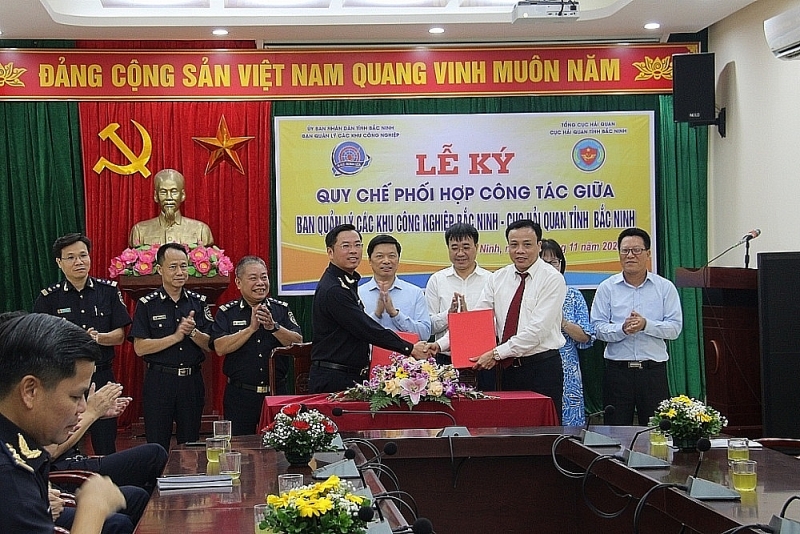 Leaders of two units of Bac Ninh Customs Department and Bac Ninh Industrial Zones Management Board signed a coordination regulation in November 2022. Photo: Quang Hung