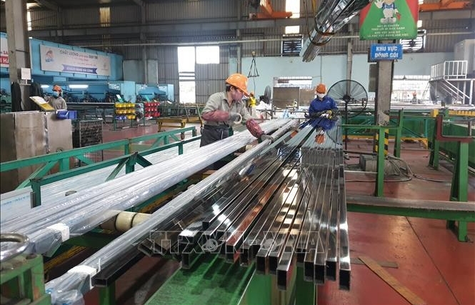 Vietnam boosts industrial production, attracts large-scale projects