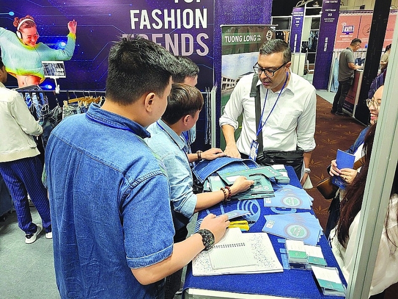 Foreign businesses explore products introduced by Tuong Long Company at the exhibition. Photo: N.H