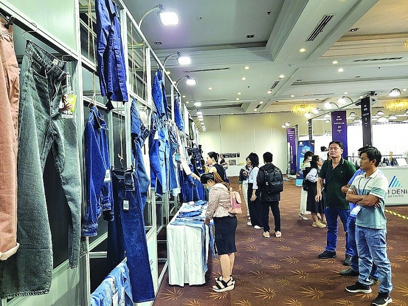 Many new product models were introduced at the exhibition attracting the attention of visitors. Photo: N.H