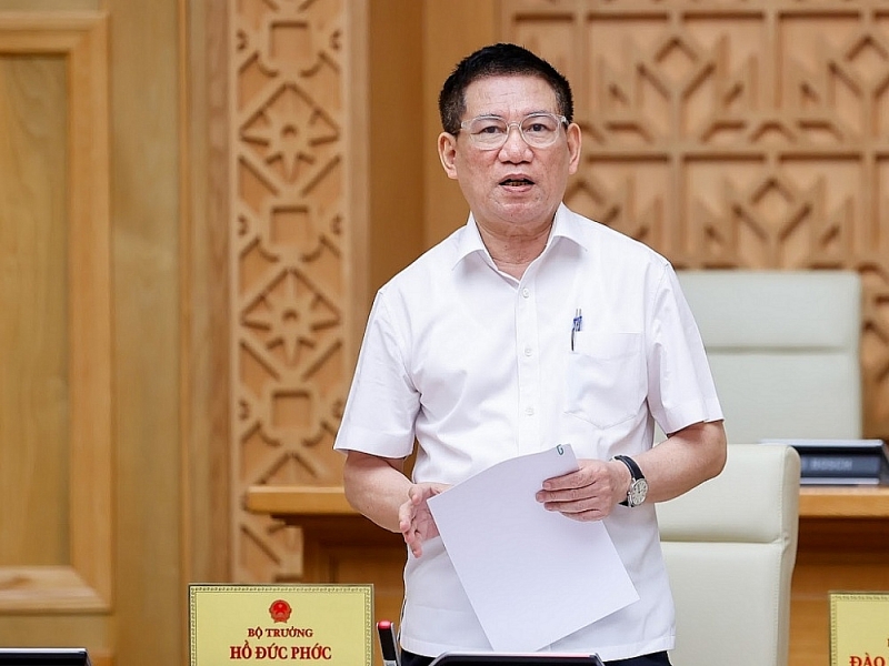 Minister of Finance Ho Duc Phoc reported at the Conference. Photo: VGP