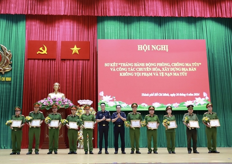 Under authorization, Director of Ho Chi Minh City Customs Department Nguyen Hoang Tuan and Deputy Director Do Thanh Quang awarded Certificates of Merit from the General Department of Customs to 10 groups of Ho Chi Minh City Police in coordinating the seizure of 50 kg of drugs. Photo: T.H