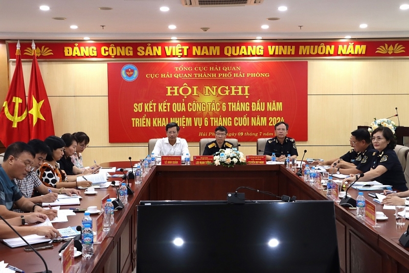 Deputy Director General Luu Manh Tuong (middle) and Standing Vice Chairman of Hai Phong City People's Committee Le Anh Quan (left) attend the Conference. Photo: T.Binh.