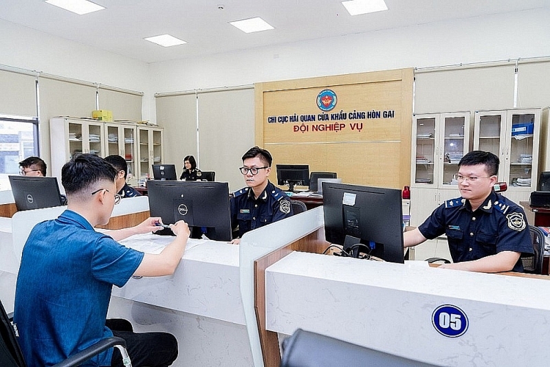 Professional activities at Hon Gai Port Border Gate Customs Branch, Quang Ninh Customs Department.