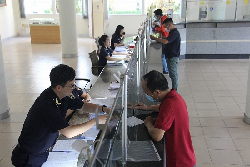 Nhon Trach Customs Officials, Dong Nai Customs Department guide procedures for businesses. Photo: N.H