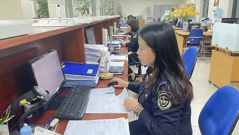 Customs officers of Hanoi Customs Department at work. Photo: N.Linh