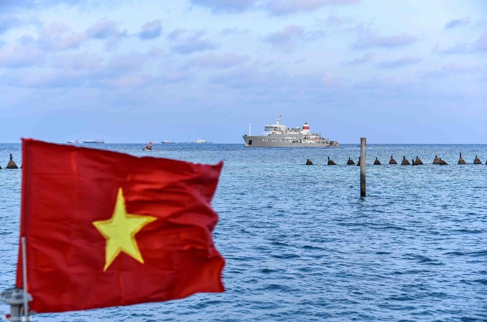 Vietnamese flag is seen at Sinh Ton Dong (Sin Cowe East) island, part of Vietnam’s Truong Sa archipelago in April, 2023. (Photo: baoquocte.vn)