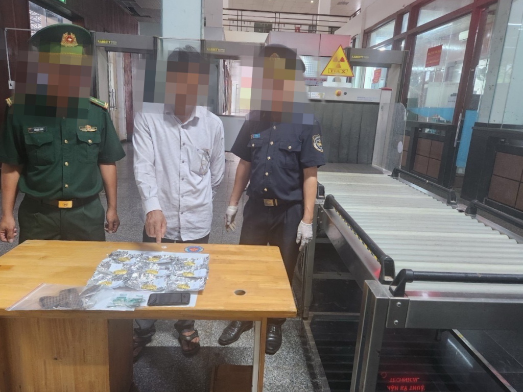 lao bao customs arrests a suspect illegally transporting gold worth more than vnd21 billion