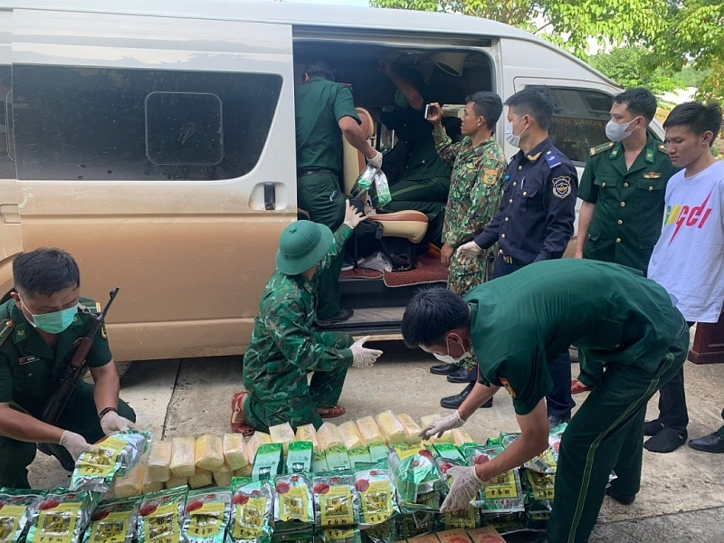 May 26, 2024, at the Nam Giang International Border Gate Joint Control Station, Nam Giang Customs Branch (Quang Nam Customs Department), Anti-Smuggling Enforcement Team in the Central Region - Anti-smuggling and Investigation Department (General Department of Vietnam Customs), Nam Giang International Border Gate Border Guard Station discovered and seized nearly 200 kg of drugs.