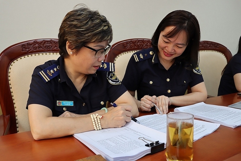 Officials of the Import-Export Tax Department review regulations related to tax policy. Photo: H.Nu