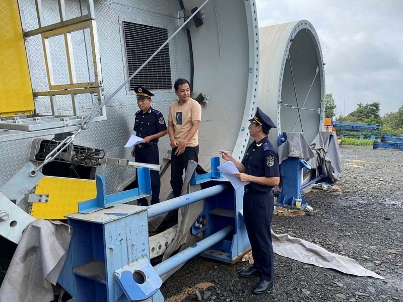 Officials of Buon Ma Thuot Customs Sub-department inspect imported machinery and equipment.