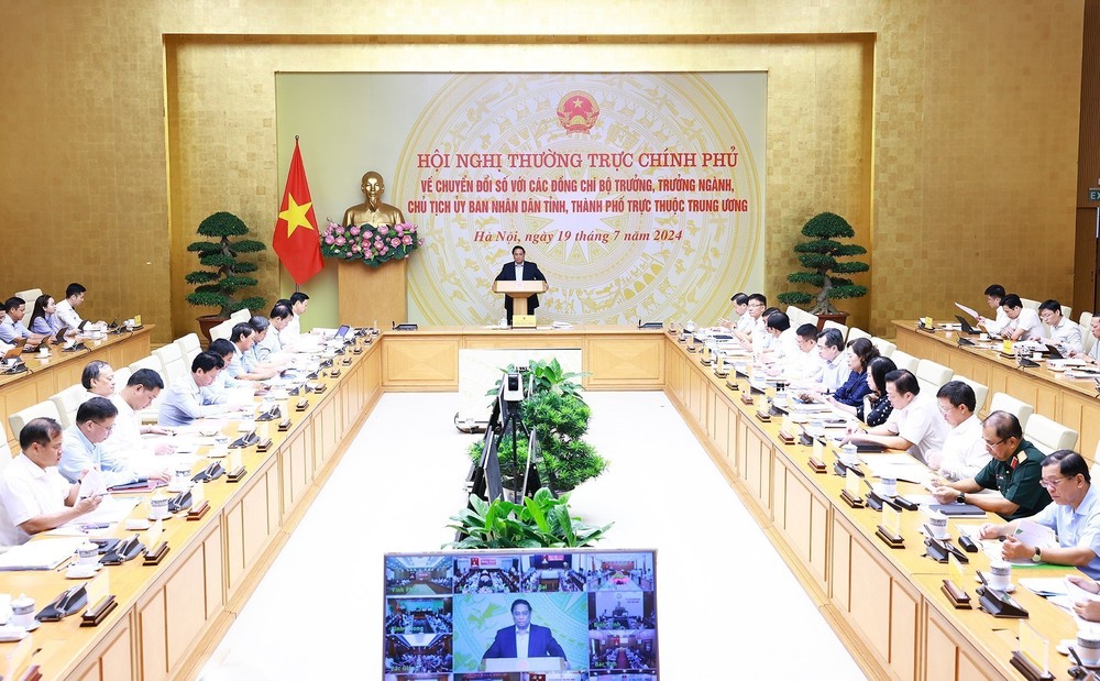 PM Pham Minh Chinh chairs the Government’s hybrid conference with ministers, heads of sectors and chairmen of the People’s Committees of centrally-run cities and province. (Photo: VNA)