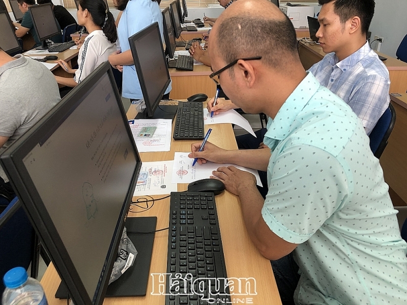 Candidates take the customs declaration certification exam. Photo: H.Nụ