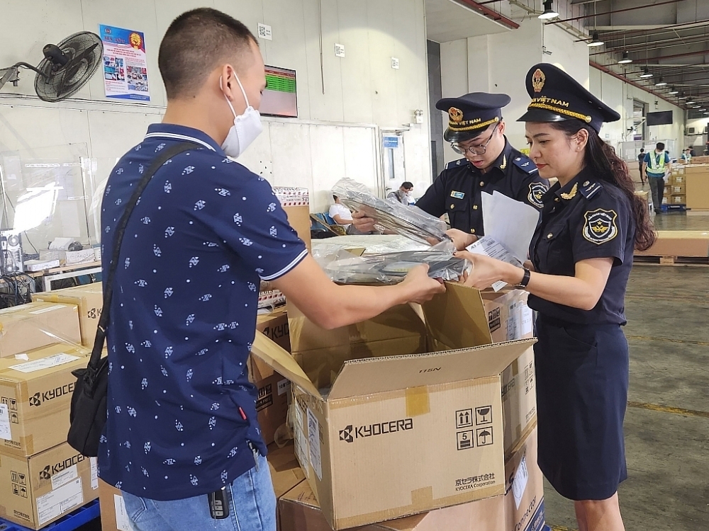 Noi Bai International Airport Customs attracts many new businesses to carry out procedures