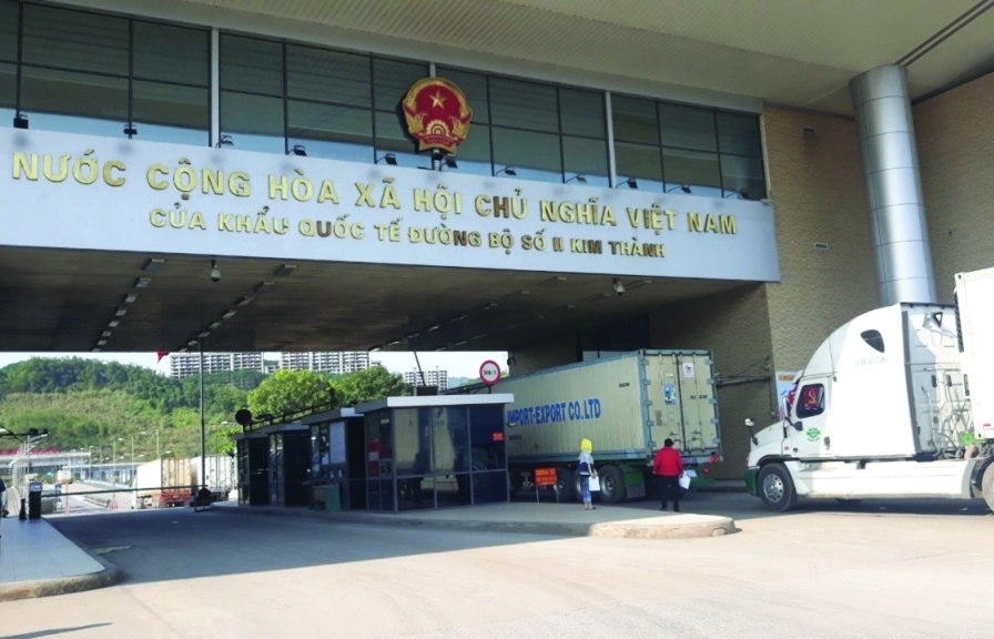 Lao Cai: about 500 vehicles are cleared through customs everyday