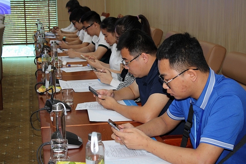 Businesses participating in the survey to evaluate their satisfaction level for the Customs agency. Photo: Quang Hung