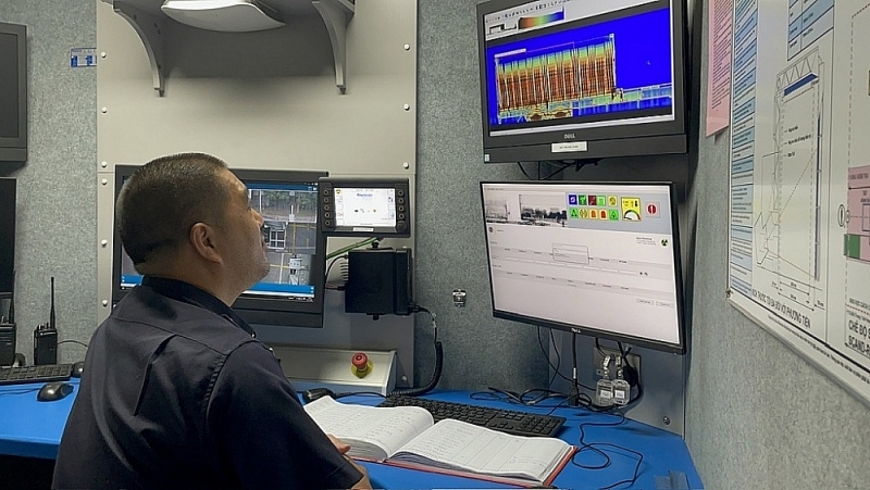 Hanoi Customs officers check import and export goods using scanners. Photo: N.Linh