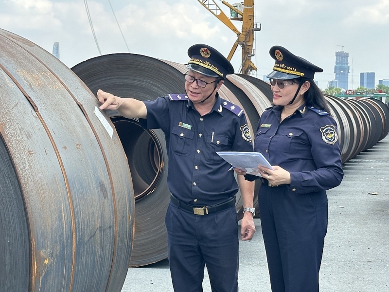 Customs officers of Saigon port area 3 Customs Branch inspected imported steel. Photo: T.H