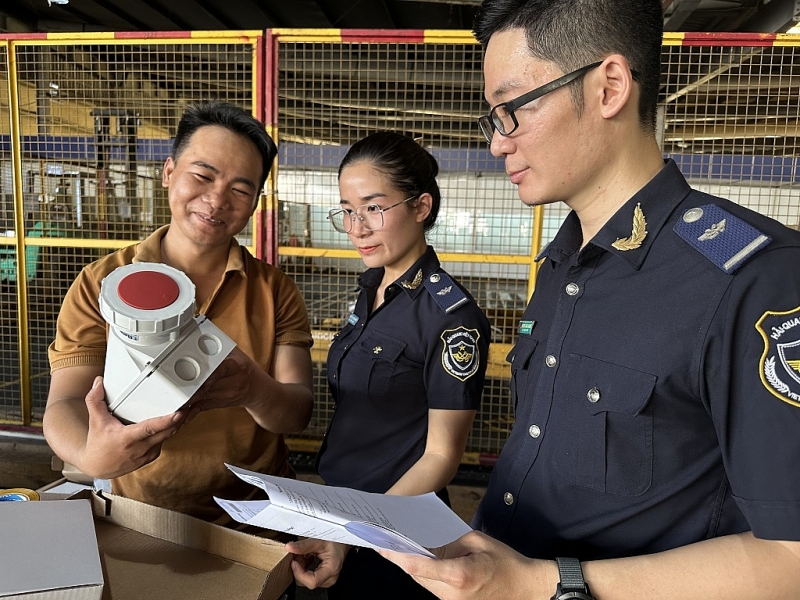 Customs officers of Tan Son Nhat International Airport Customs Branch inspected imported goods. Photo: T.H