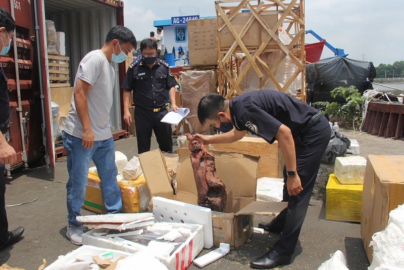 Customs officers at Saigon Port Border Gate Customs Branch Area IV inspect goods showing signs of violation. Photo: T.H