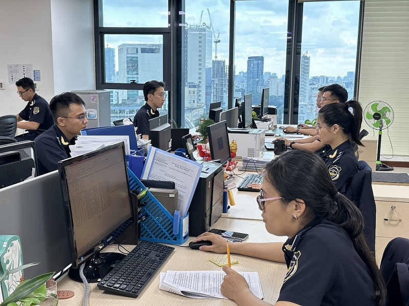 Professional activities at the Import-Export Duty Department - HCM City Customs Department. Photo: T.H