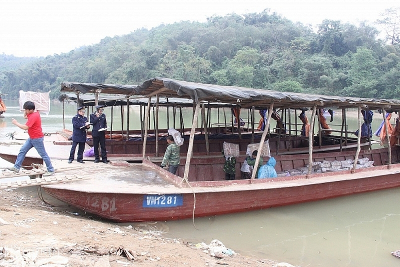 Customs officers supervise import and export activities by river at Binh Nghi sub-border gate. Photo: H.Nụ