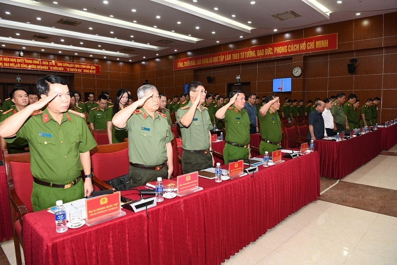 Delegates observed a minute of silence to commemorate General Secretary Nguyen Phu Trong. Photo: C04.