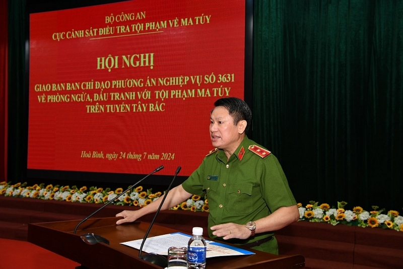 Lieutenant General Nguyen Van Vien reported the results of the fight against drug crimes on the Northwest route. Photo: C04.