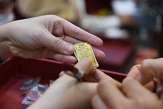 The selling price of SJC gold bars differs by over 5 million VND/tael compared to the world price. Photo: ST