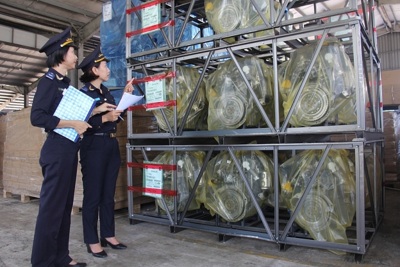 Officials of Ky Ha Port Customs Branch (Quang Nam Customs Department) inspect imported goods. Photo: T.H