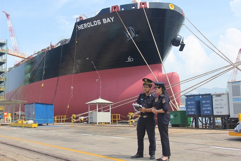 Officials of Van Phong Customs Branch supervise exit ships. Photo: T.H