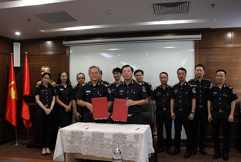 Leaders of Bac Ninh Customs Department and Customs Department of Goods Verification signed the coordination regulations. Photo: Quang Hùng