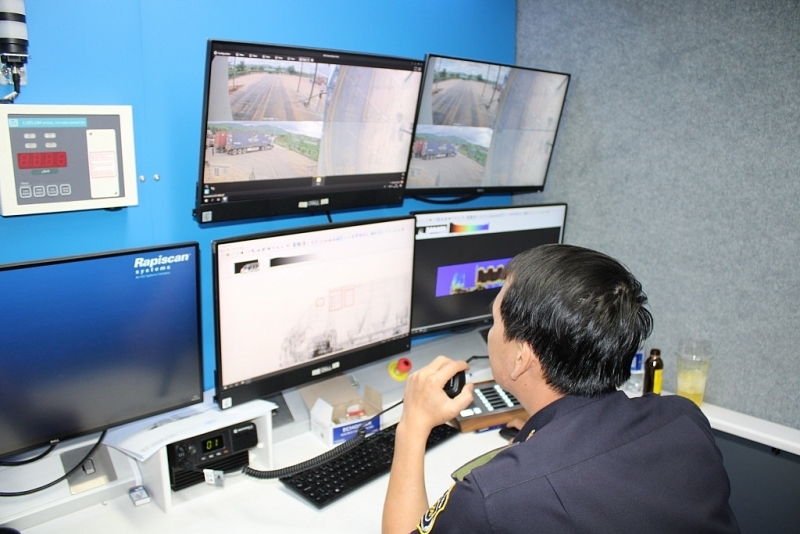 Customs officers of Lao Bao International Border Gate Customs Branch (Quang Tri Customs Department) conducted cargo scanning by using mobile scanning machine. Photo: Quang Hùng