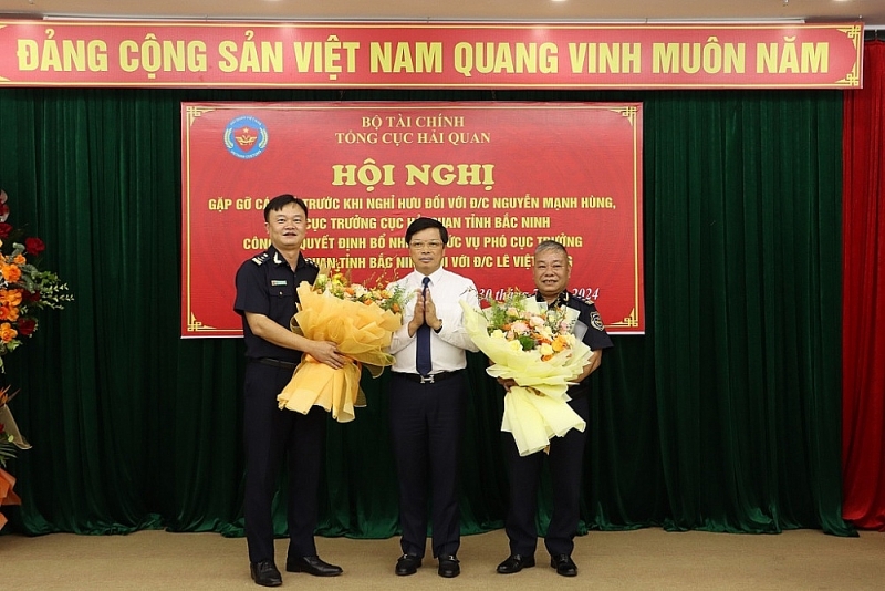 Vice Chairman of Bac Ninh Provincial People's Committee Dao Quang Khai give flowers to congratulate Mr. Nguyen Manh Hung and Mr. Le Viet Hung. Photo: Q.H