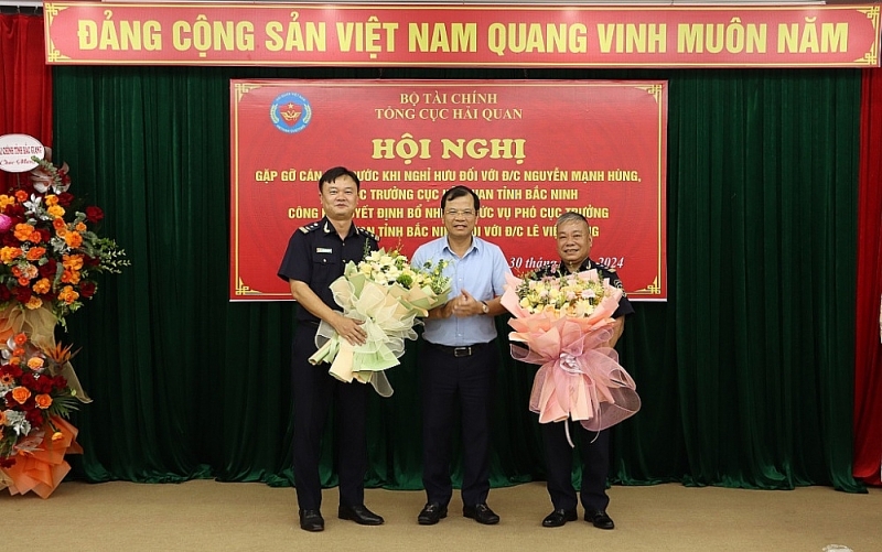 Phó Chủ tịch UBND tỉnh Bắc Giang Phan Thế Tuấn tặng hoa chúc mừng ông Nguyễn Mạnh Hùng và ông Lê Việt Hùng. Ảnh: Q.H