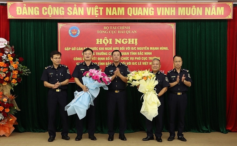 The leadership of Bac Ninh Customs Department presents flowers to congratulate Mr. Nguyen Manh Hung and Mr. Le Viet Hung. Photo: Q.H