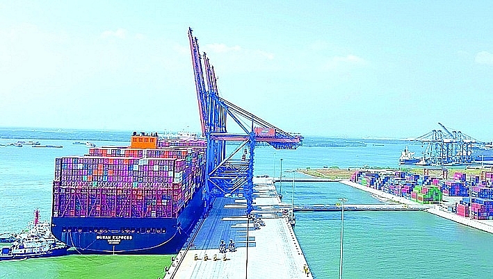 The number of large and super-large ships docking at the Cai Mep - Thi Vai ports is increasing. Photo: ST