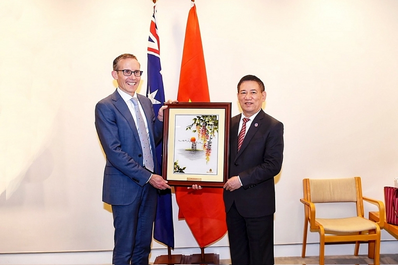 Minister Ho Duc Phoc presented a souvenir to Minister Andrew Leigh.