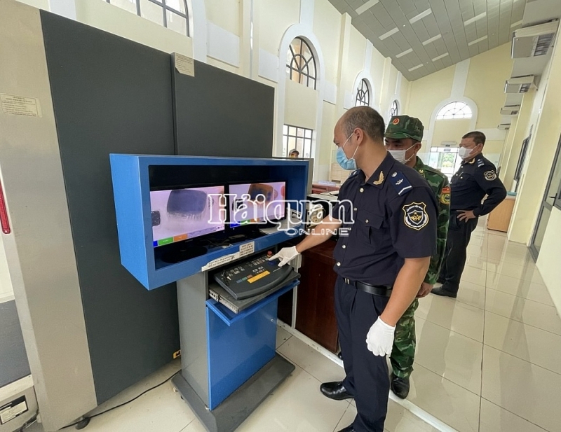 Through scanning, the Customs agency discovers the suspicious bag containing contraband goods.