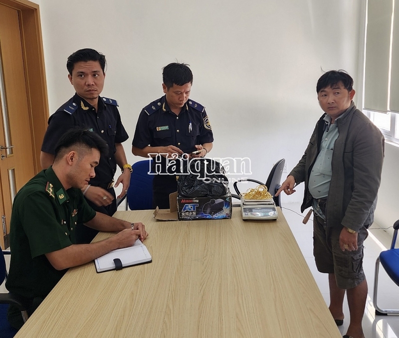 An Giang Customs catches a man illegally transporting 1.2 kg of gold across the border gate