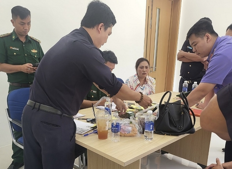 The subject (female) illegally transporting money and foreign currency was arrested by Khanh Binh Border Gate Customs and prosecuted in June 2024.