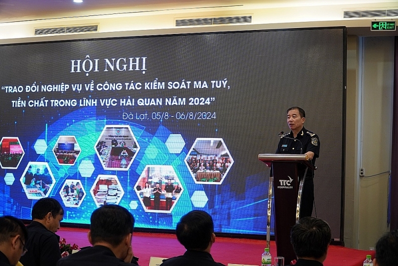 Mr. Nguyen Hung Anh, Director of the Anti-Smuggling Investigation Department, provided information on the drug crime situation in Vietnam. Photo: Chau Long