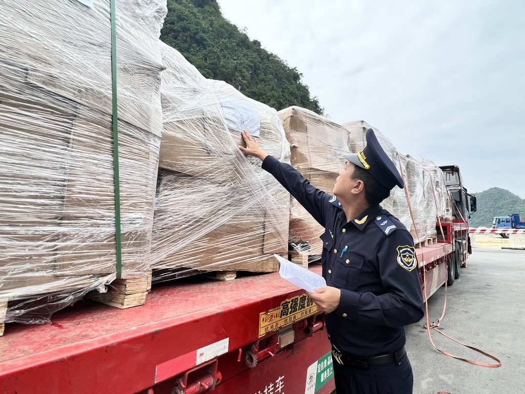 Tan Thanh Customs Branch  makes major breakthrough in revenue collection