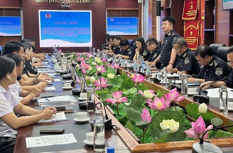 Deputy Head of the Customs Reform and Modernization Board Luong Khanh Thiet talks with businesses. Photo: T.H