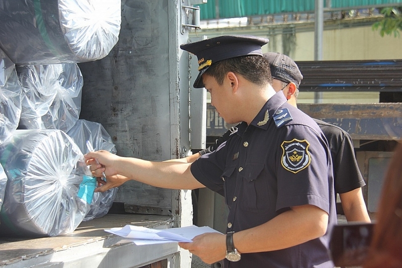 Officials of Moc Bai Customs Branch, Tay Ninh Customs Department inspect import and export goods. Illustration photo: Thu Dieu