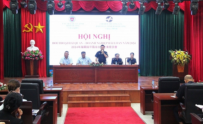 Deputy Director of the Binh Duong Customs Department, Tong Quoc Thinh made a speech at the dialogue. Photo:T.D